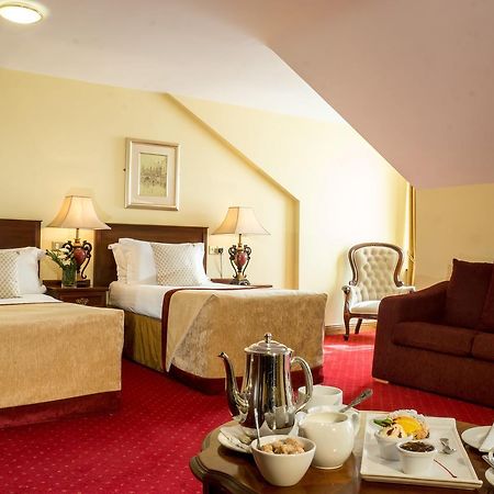 לאוראה Meadow Court Hotel מראה חיצוני תמונה